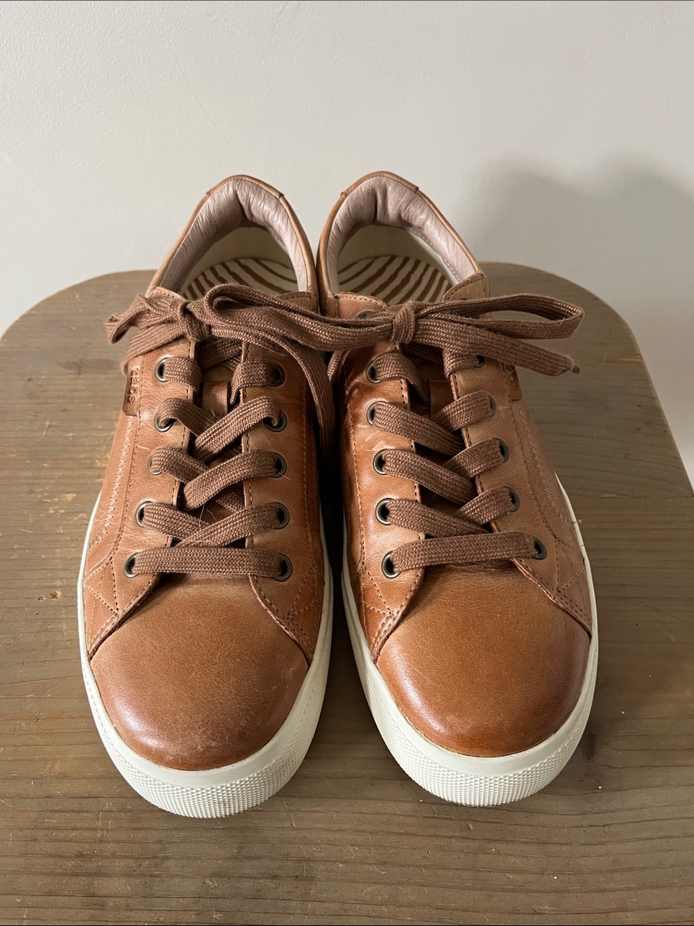 TÄŌS Men's Tan Leather Low-Top Sneakers